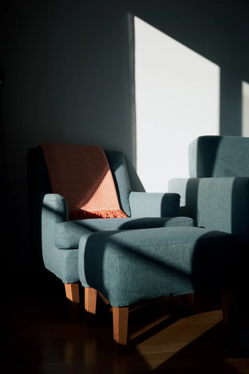 Twee fauteuils in de zon bij een raam